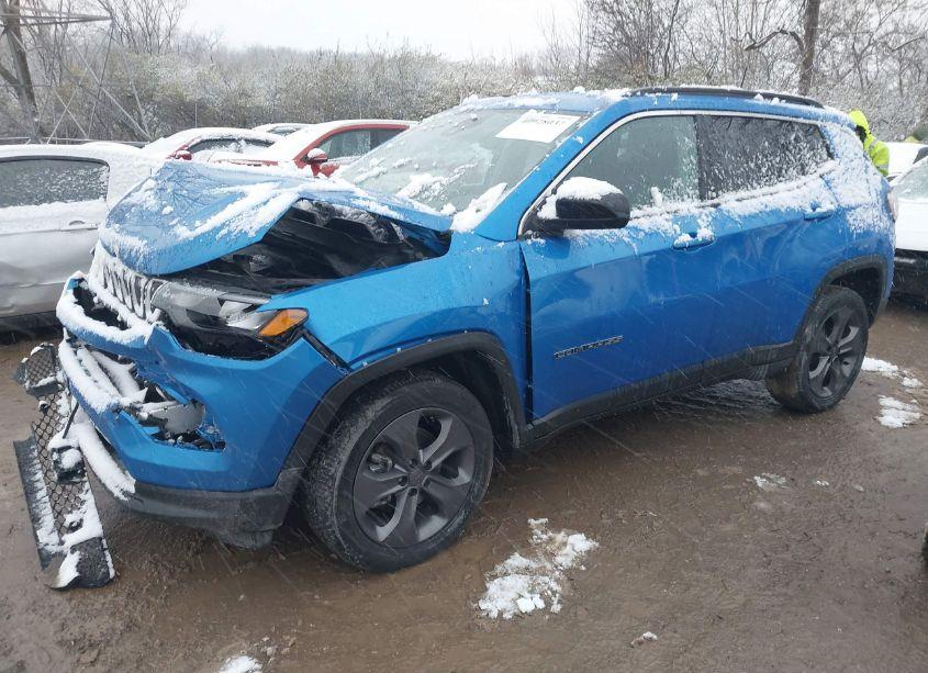 Photo 2 of 2022 Jeep Compass LATITUDE LUX 4X4 (VIN 3C4NJDFB0NT128056)