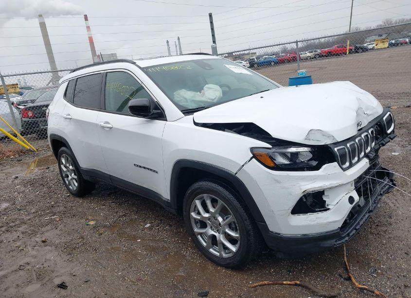 2022 Jeep Compass LATITUDE LUX 4X4 (VIN 3C4NJDFB0NT164555) main photo