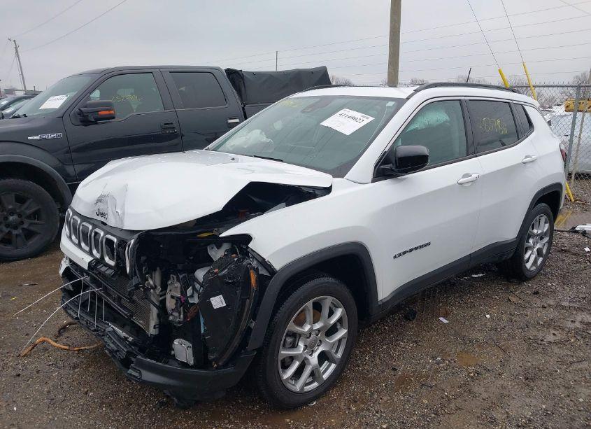 Photo 2 of 2022 Jeep Compass LATITUDE LUX 4X4 (VIN 3C4NJDFB0NT164555)
