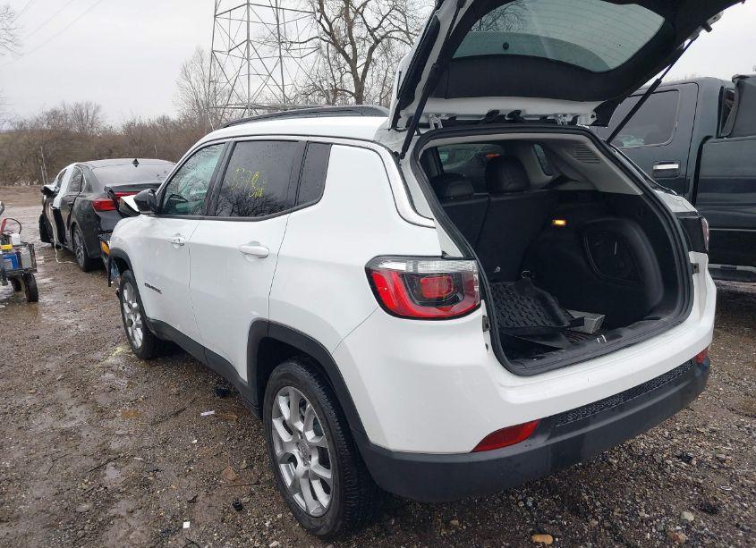 Photo 3 of 2022 Jeep Compass LATITUDE LUX 4X4 (VIN 3C4NJDFB0NT164555)