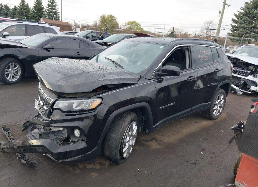 Photo 2 of 2022 Jeep Compass LATITUDE LUX 4X4 (VIN 3C4NJDFB0NT195627)