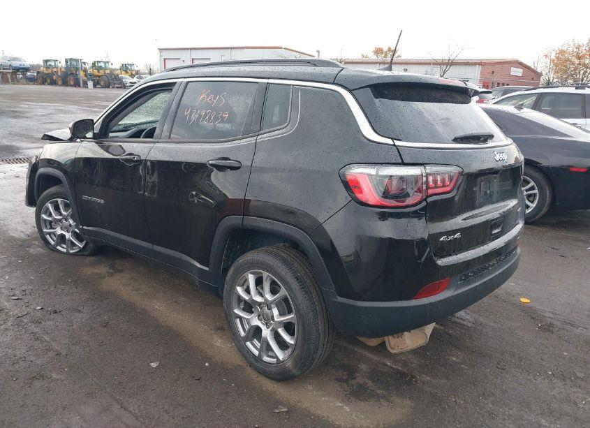 Photo 3 of 2022 Jeep Compass LATITUDE LUX 4X4 (VIN 3C4NJDFB0NT195627)