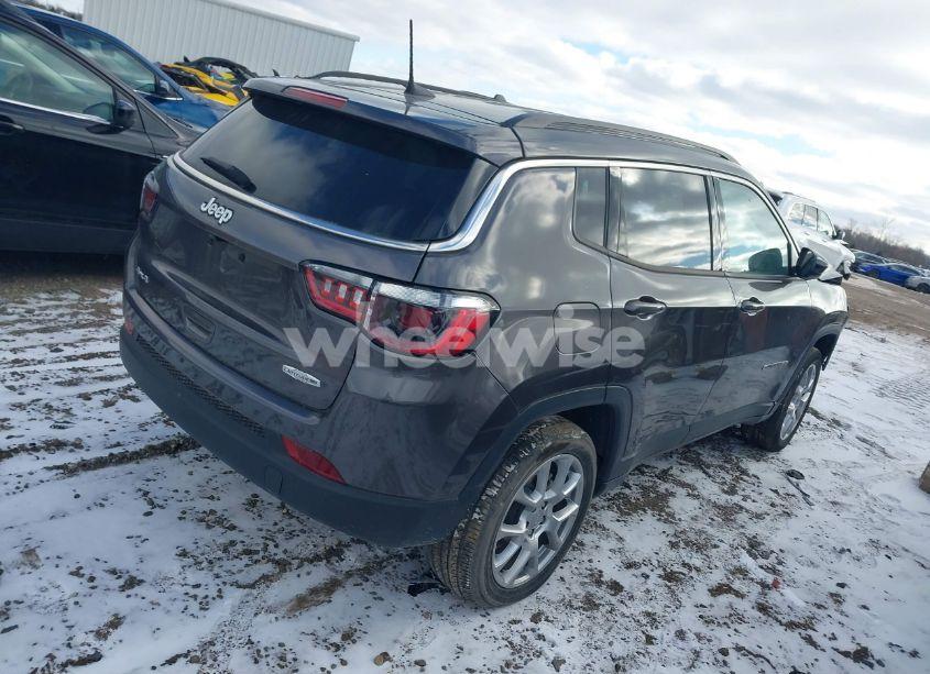 Photo 4 of 2022 Jeep Compass LATITUDE LUX 4X4 (VIN 3C4NJDFB2NT112229)