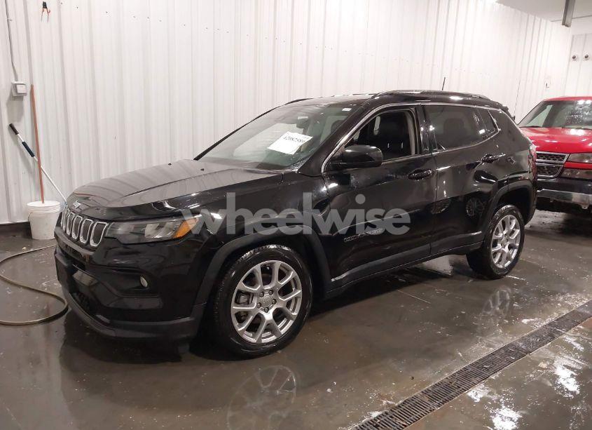 Photo 2 of 2022 Jeep Compass LATITUDE LUX 4X4 (VIN 3C4NJDFB3NT211822)
