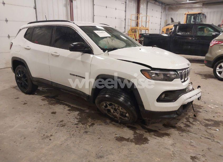 2022 Jeep Compass LATITUDE LUX 4X4 (VIN 3C4NJDFB5NT109311) main photo