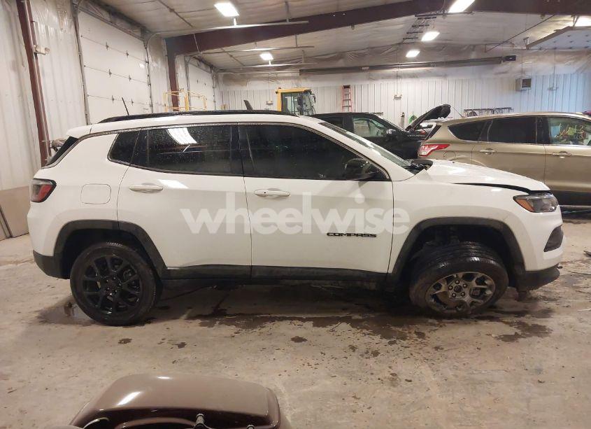 Photo 13 of 2022 Jeep Compass LATITUDE LUX 4X4 (VIN 3C4NJDFB5NT109311)