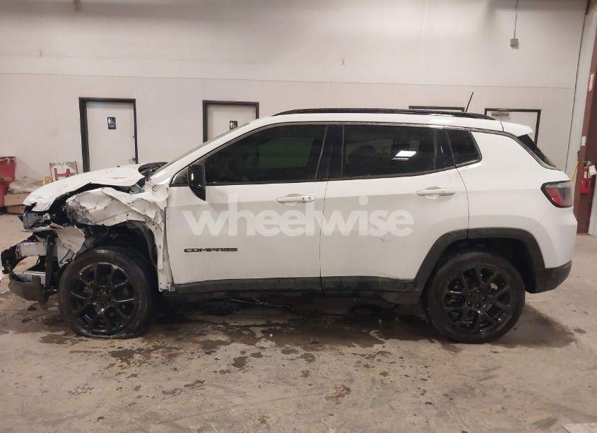 Photo 14 of 2022 Jeep Compass LATITUDE LUX 4X4 (VIN 3C4NJDFB5NT109311)