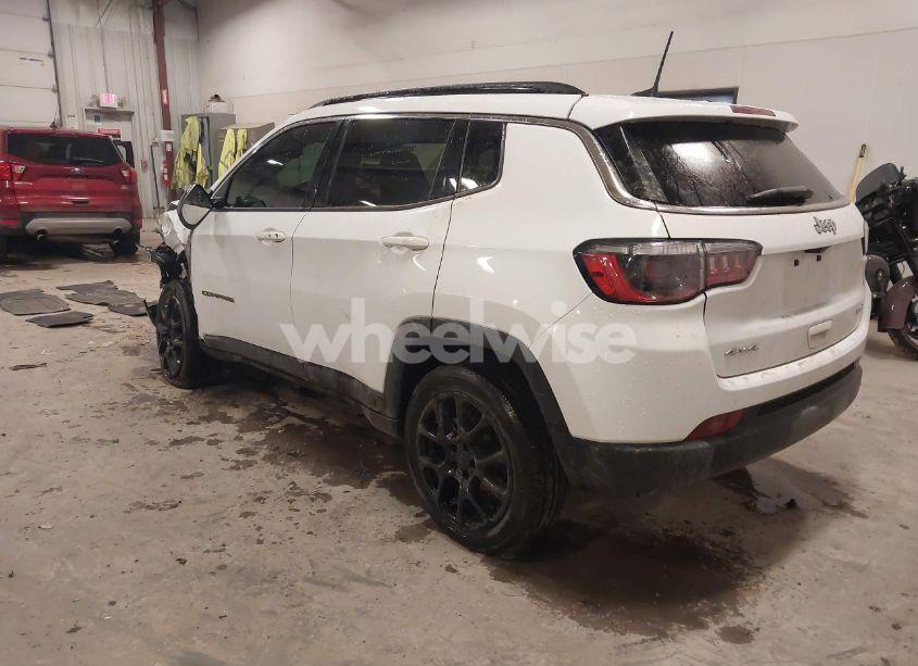 Photo 3 of 2022 Jeep Compass LATITUDE LUX 4X4 (VIN 3C4NJDFB5NT109311)