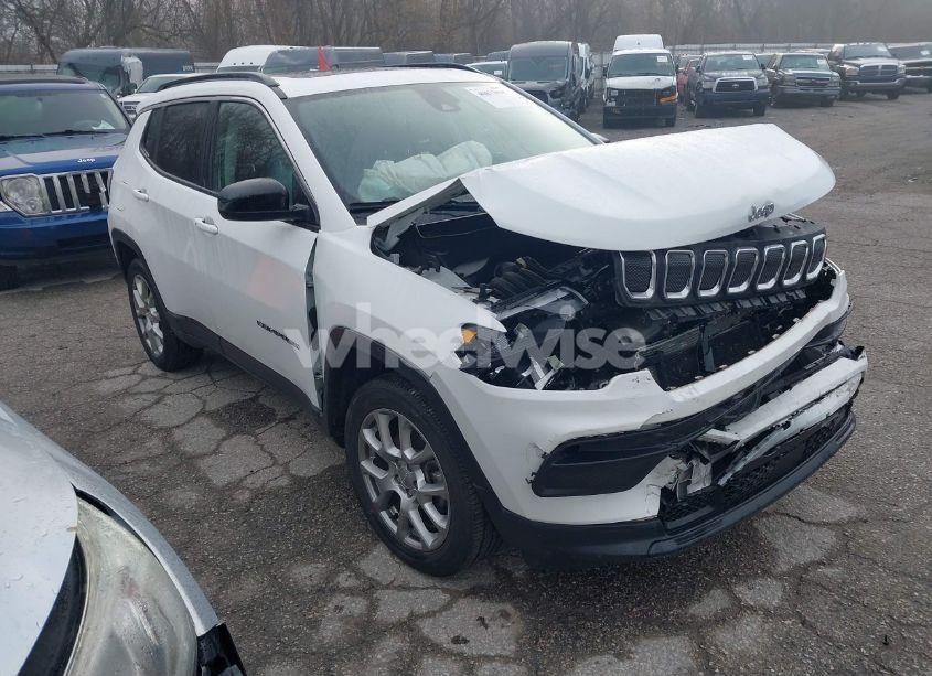 2022 Jeep Compass LATITUDE LUX 4X4 (VIN 3C4NJDFB9NT183038) main photo