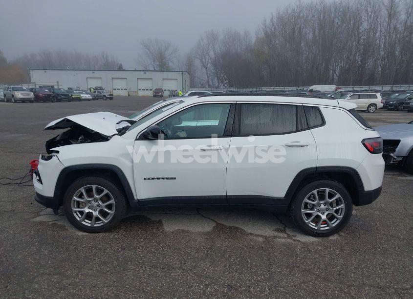 Photo 14 of 2022 Jeep Compass LATITUDE LUX 4X4 (VIN 3C4NJDFB9NT183038)