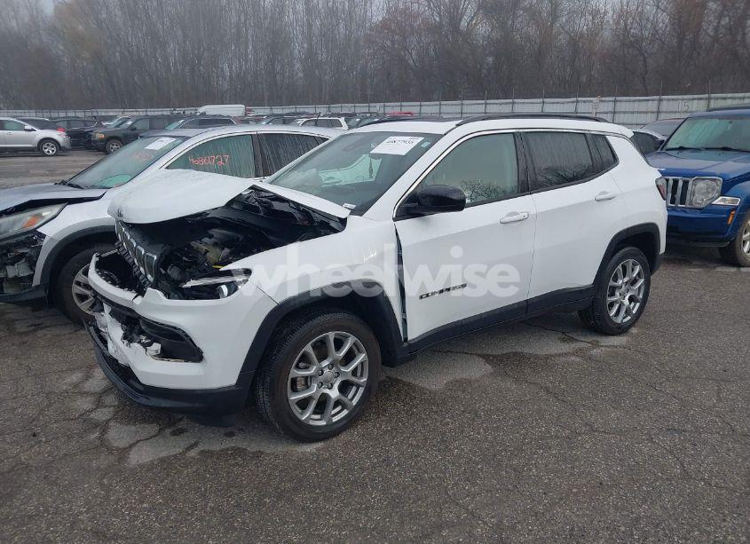 Photo 2 of 2022 Jeep Compass LATITUDE LUX 4X4 (VIN 3C4NJDFB9NT183038)