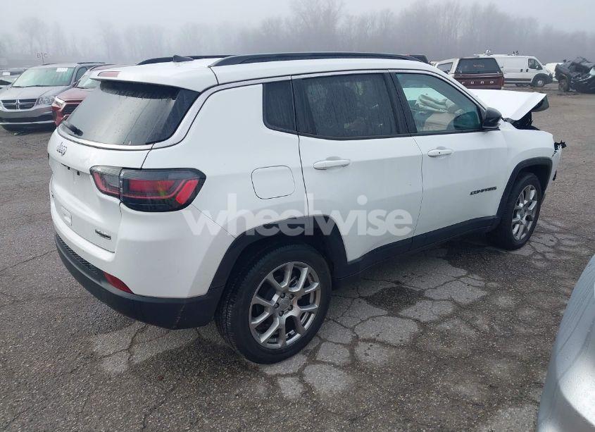 Photo 4 of 2022 Jeep Compass LATITUDE LUX 4X4 (VIN 3C4NJDFB9NT183038)