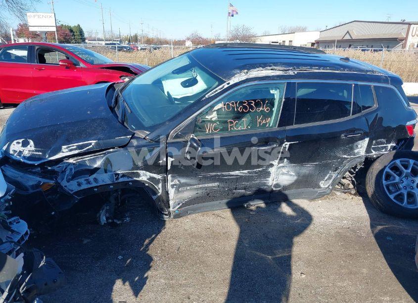 Photo 2 of 2022 Jeep Compass LATITUDE LUX 4X4 (VIN 3C4NJDFBXNT224650)