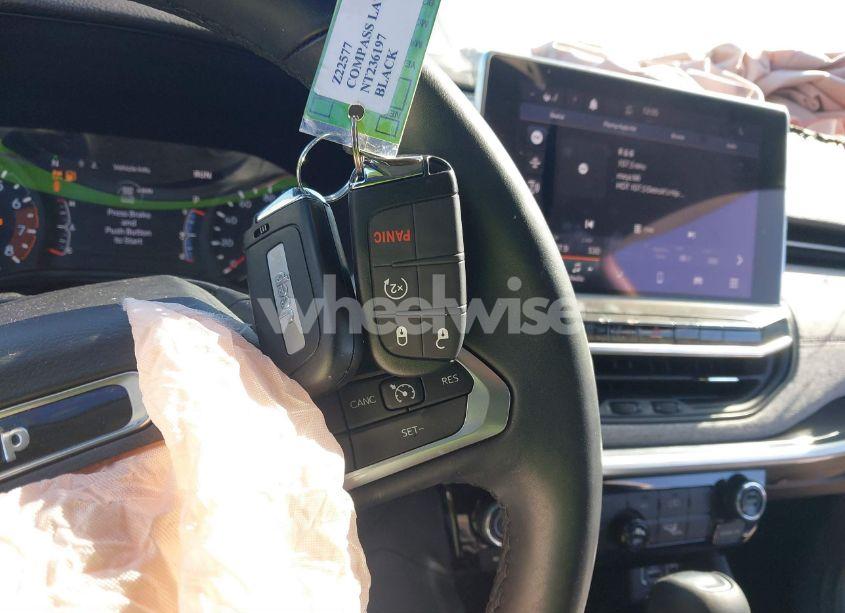 Photo 11 of 2022 Jeep Compass LATITUDE LUX 4X4 (VIN 3C4NJDFBXNT236197)