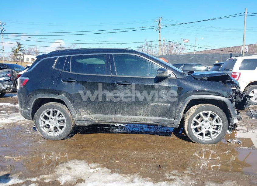 Photo 13 of 2022 Jeep Compass LATITUDE LUX 4X4 (VIN 3C4NJDFBXNT236197)