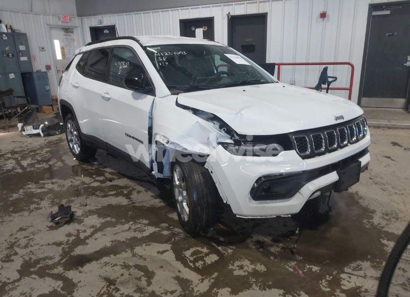 2024 Jeep Compass LATITUDE LUX FWD (VIN 3C4NJDFN1RT125912) main photo
