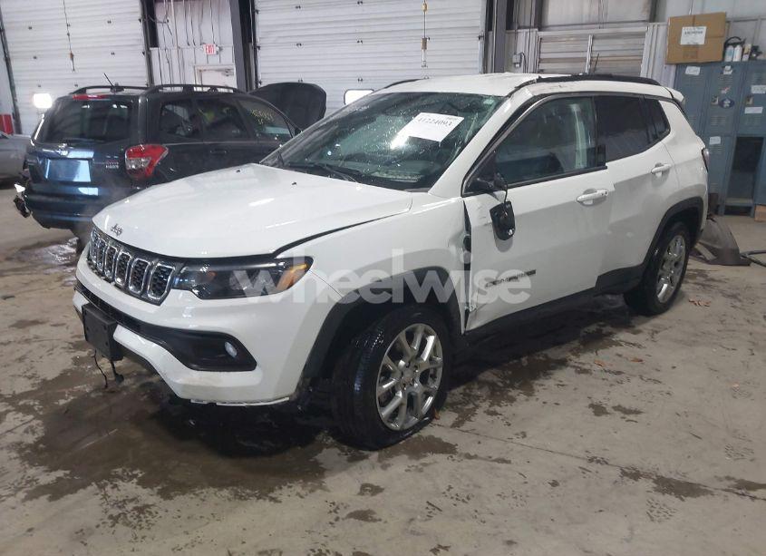 Photo 2 of 2024 Jeep Compass LATITUDE LUX FWD (VIN 3C4NJDFN1RT125912)