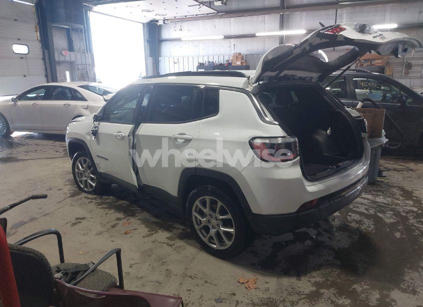 Photo 3 of 2024 Jeep Compass LATITUDE LUX FWD (VIN 3C4NJDFN1RT125912)