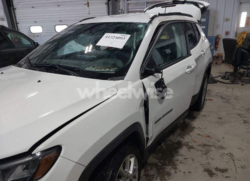 Photo 6 of 2024 Jeep Compass LATITUDE LUX FWD (VIN 3C4NJDFN1RT125912)