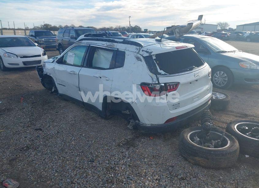 Photo 3 of 2024 Jeep Compass LATITUDE LUX FWD (VIN 3C4NJDFN3RT143876)