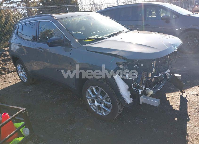 2024 Jeep Compass LATITUDE LUX FWD (VIN 3C4NJDFN7RT577170) main photo