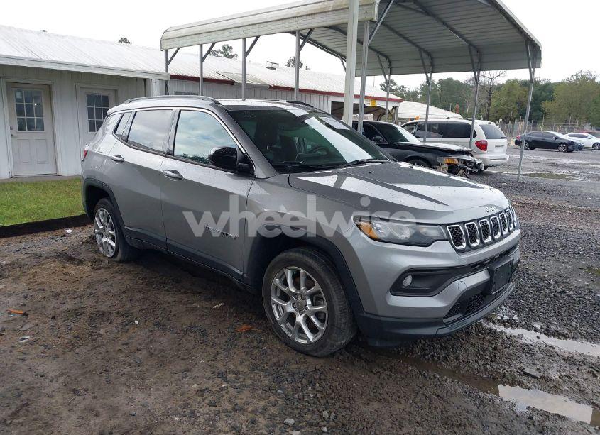 2023 Jeep Compass LATITUDE LUX FWD (VIN 3C4NJDFNXPT503979) main photo