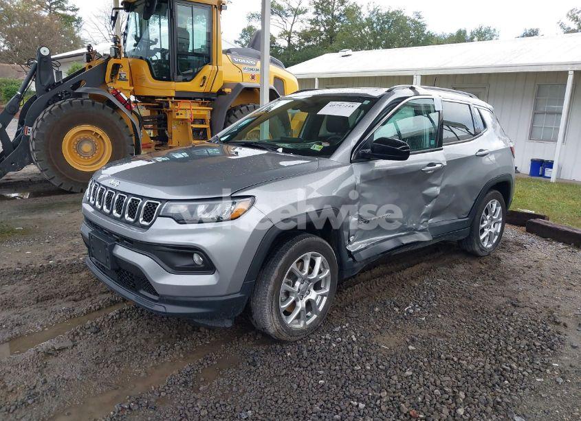 Photo 2 of 2023 Jeep Compass LATITUDE LUX FWD (VIN 3C4NJDFNXPT503979)