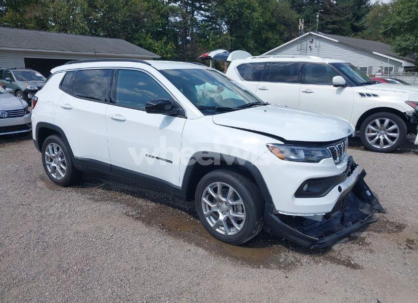 2024 Jeep Compass LATITUDE LUX FWD (VIN 3C4NJDFNXRT129599) main photo