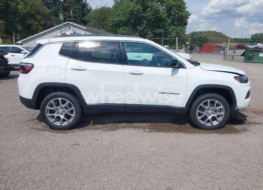 Photo 14 of 2024 Jeep Compass LATITUDE LUX FWD (VIN 3C4NJDFNXRT129599)