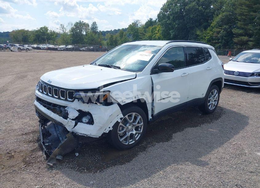 Photo 2 of 2024 Jeep Compass LATITUDE LUX FWD (VIN 3C4NJDFNXRT129599)