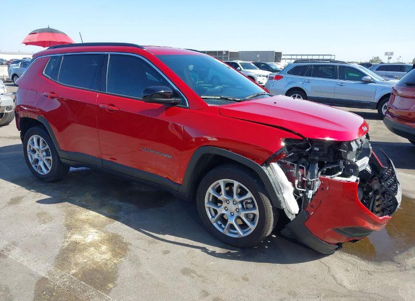 2024 Jeep Compass LATITUDE LUX FWD (VIN 3C4NJDFNXRT143020) main photo
