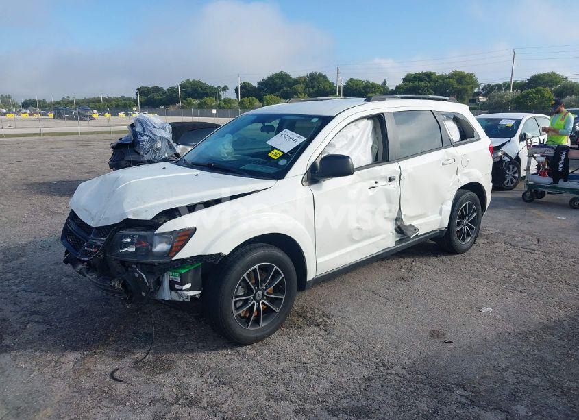 Photo 2 of 2018 Dodge Journey SE (VIN 3C4PDCAB2JT294431)