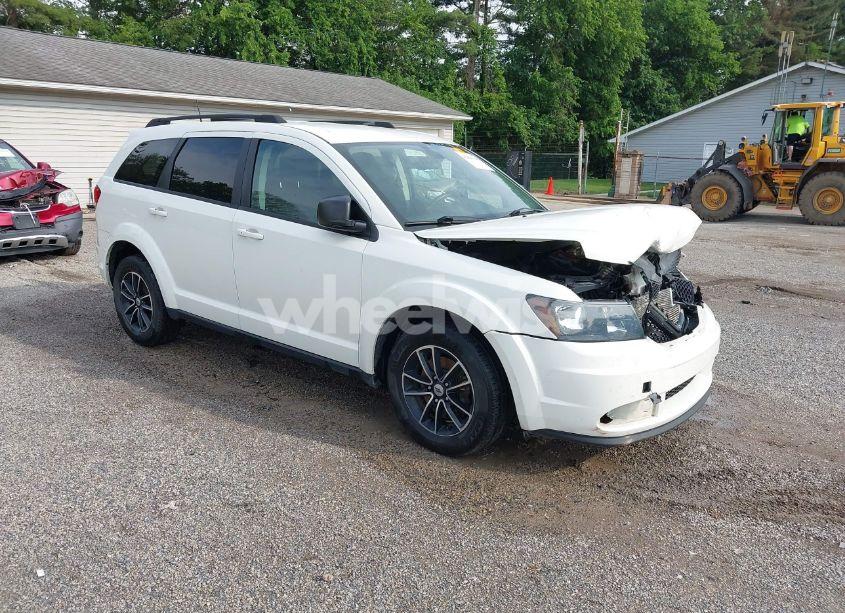 2018 Dodge Journey SE (VIN 3C4PDCAB6JT520874) main photo
