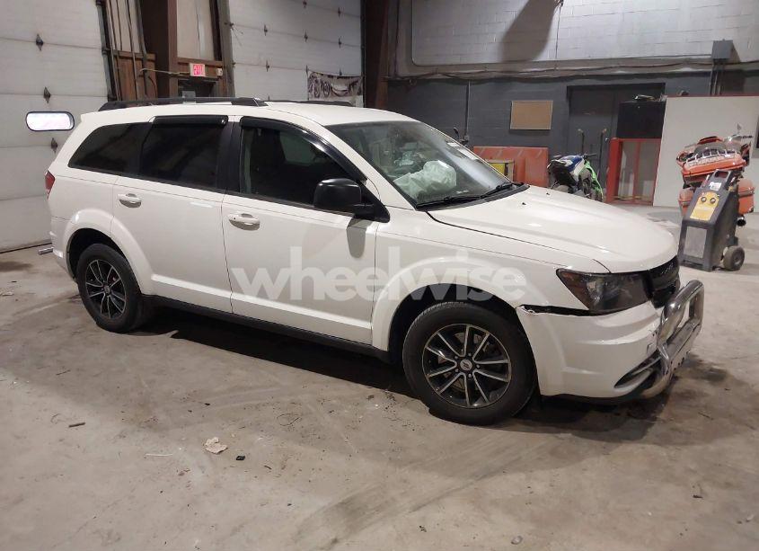 2018 Dodge Journey SE (VIN 3C4PDCAB7JT428818) main photo