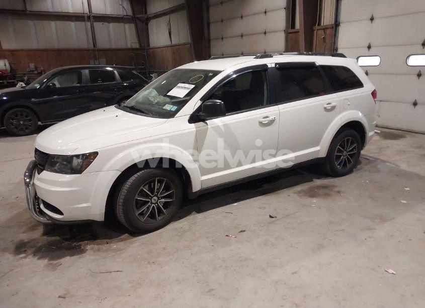 Photo 2 of 2018 Dodge Journey SE (VIN 3C4PDCAB7JT428818)