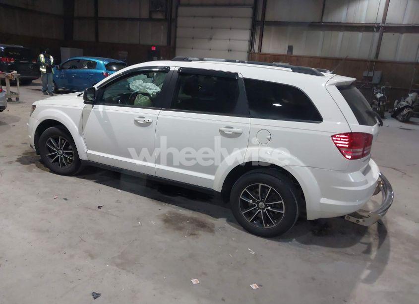 Photo 3 of 2018 Dodge Journey SE (VIN 3C4PDCAB7JT428818)