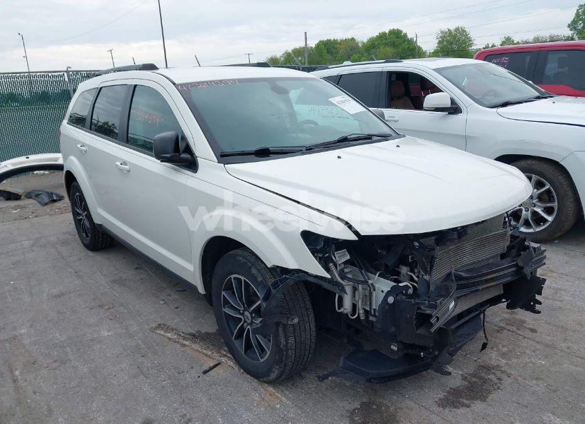 2018 Dodge Journey SE (VIN 3C4PDCAB7JT447675) main photo