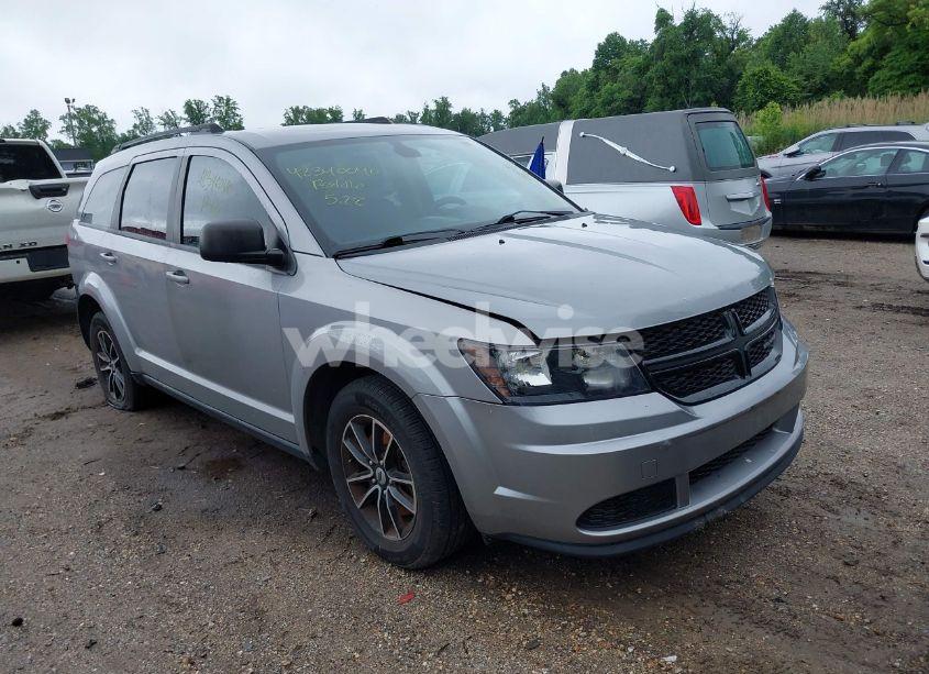 2018 Dodge Journey SE (VIN 3C4PDCAB8JT229700) main photo