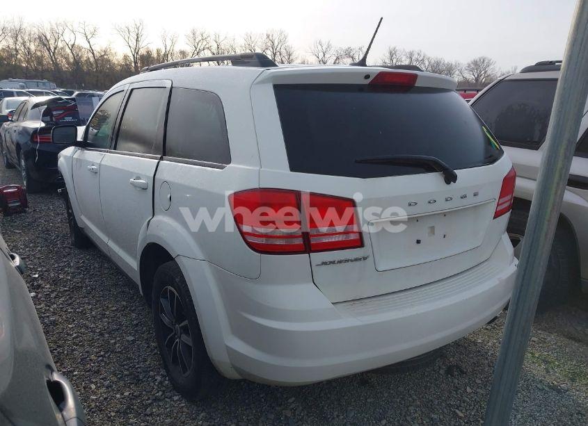 Photo 3 of 2018 Dodge Journey SE (VIN 3C4PDCAB8JT382500)