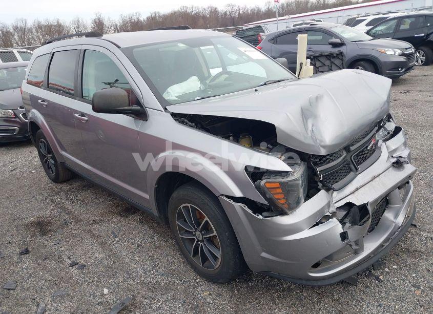 2018 Dodge Journey SE (VIN 3C4PDCABXJT171198) main photo