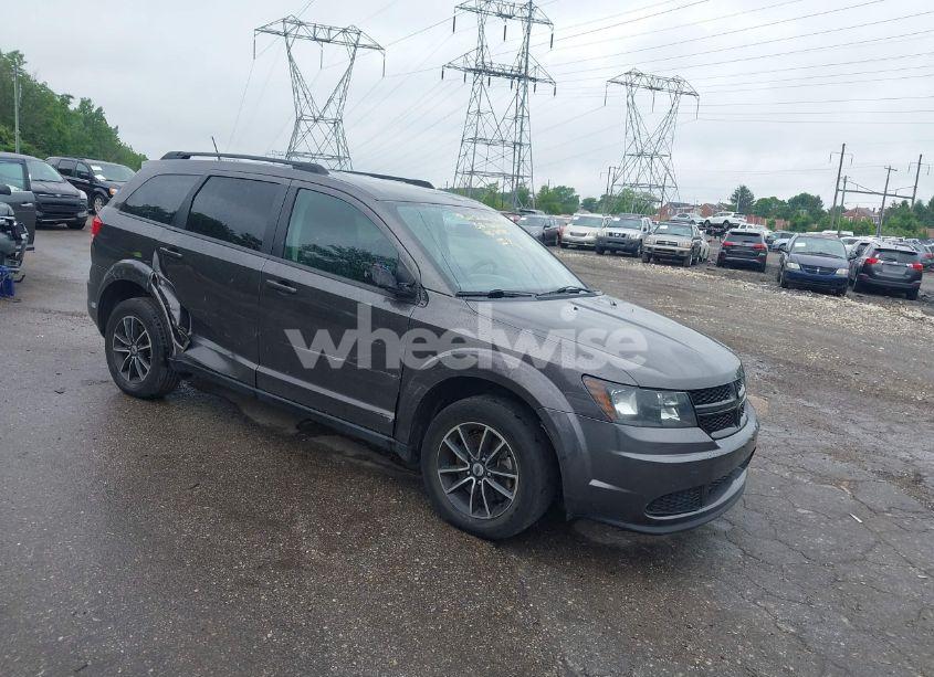 2018 Dodge Journey SE (VIN 3C4PDCABXJT319785) main photo