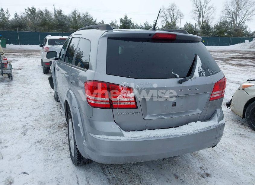 Photo 3 of 2018 Dodge Journey SE (VIN 3C4PDCABXJT421393)