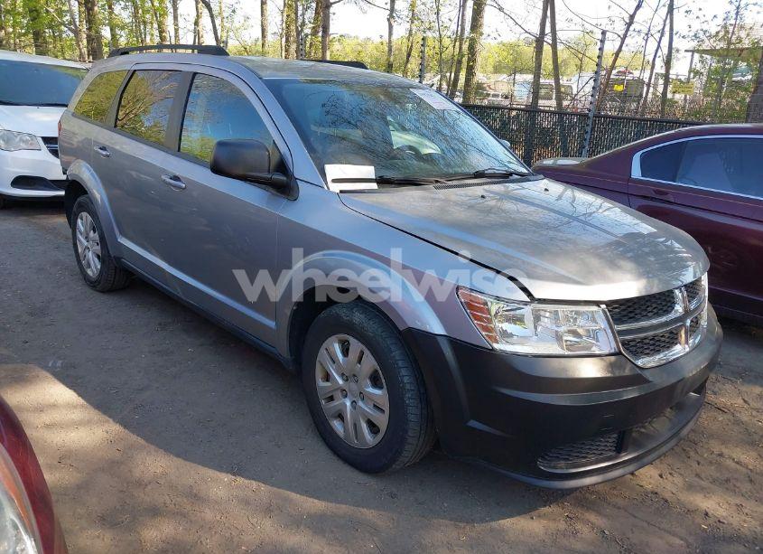 2018 Dodge Journey SE (VIN 3C4PDCABXJT498717) main photo