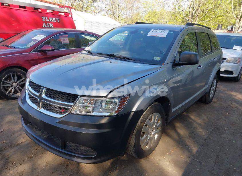 Photo 2 of 2018 Dodge Journey SE (VIN 3C4PDCABXJT498717)