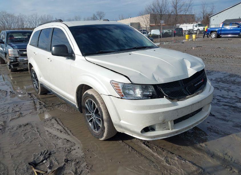 2018 Dodge Journey SE (VIN 3C4PDCABXJT509733) main photo