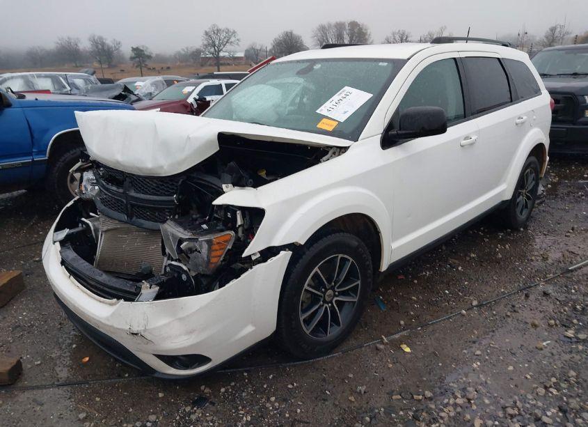 Photo 2 of 2019 Dodge Journey SE (VIN 3C4PDCBB3KT718568)