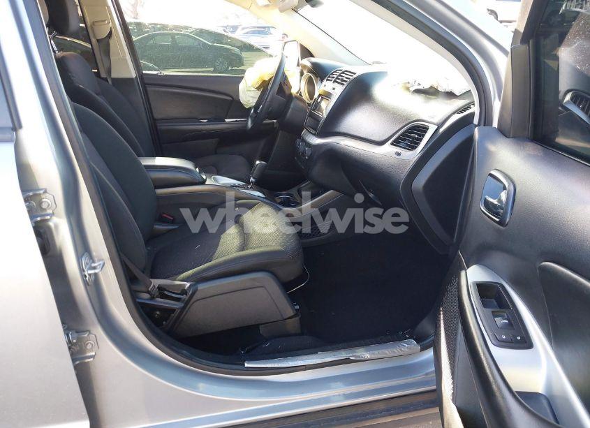 Photo 5 of 2019 Dodge Journey SE (VIN 3C4PDCBG1KT815926)