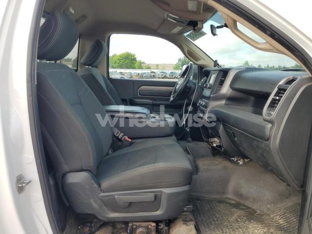 Photo 2 of 2019 RAM 3500 TRADESMAN N/A (VIN 3C63R3AJ3KG603266)