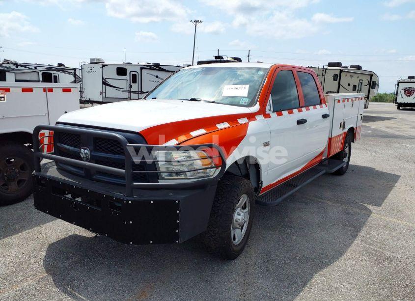 Photo 2 of 2018 Ram 3500 TRADESMAN (VIN 3C63R3GJ2JG408006)
