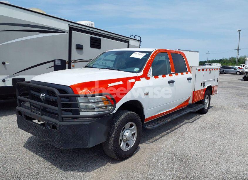 Photo 2 of 2018 Ram 3500 TRADESMAN (VIN 3C63R3GJ6JG407988)